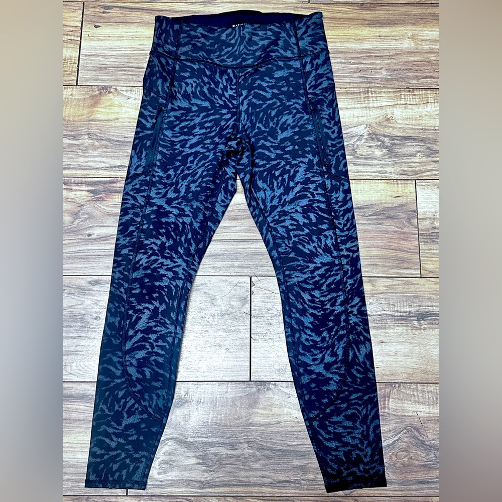 NWOT Black Rainier Printed tight Reflective Athleta Leggings. Size M.